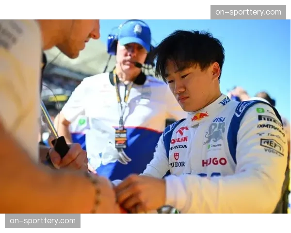 特写:F1车手角田裕毅在主场日本站赛后泪洒采访区 特写:F1车手角田裕毅在主场日本站赛后泪洒采访区
