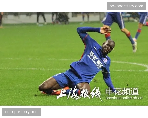 塔杜兰卫冕后跪地亲吻拳台，感谢菲律宾家乡支持